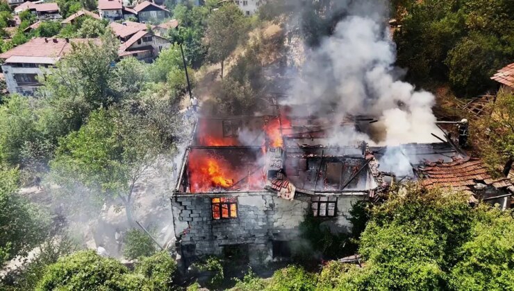 Otluk alanda sıçrayan yangın iki katlı evi kül etti