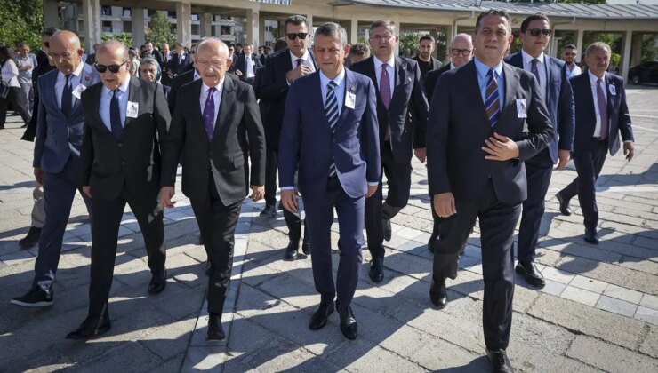 Özgür Özel ile Kemal Kılıçdaroğlu cenazede bir araya geldi: Karşıladı, aracına kadar uğurladı