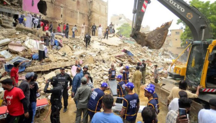 Pakistan’da 5 katlı bina çöktü: 27 ölü