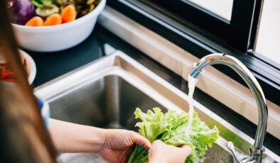 Pestisit ve mikroplardan kolayca arındırarak sağlığınızı koruyun: Gıdaları doğru yıkamanın 6 püf noktası