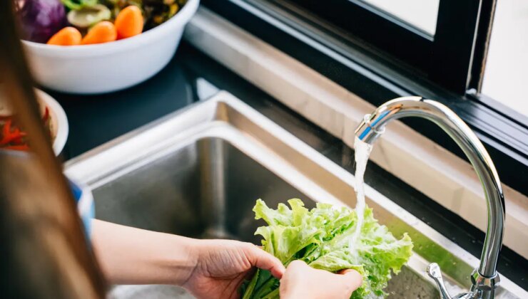 Pestisit ve mikroplardan kolayca arındırarak sağlığınızı koruyun: Gıdaları doğru yıkamanın 6 püf noktası