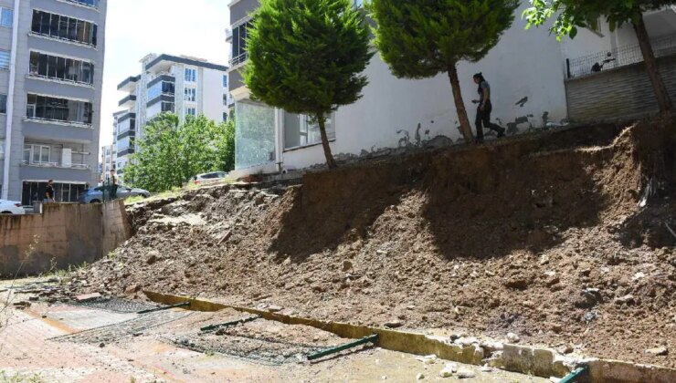 Samsun’da sağanak yağış otopark duvarını yıktı!