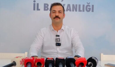 ‘Sefalet ücretlerine teslim olmayacağız’ yazılı pankartı yırtan kişinin AKP Odunpazarı İlçe Kadın Kolları yöneticisi olduğu iddia edildi