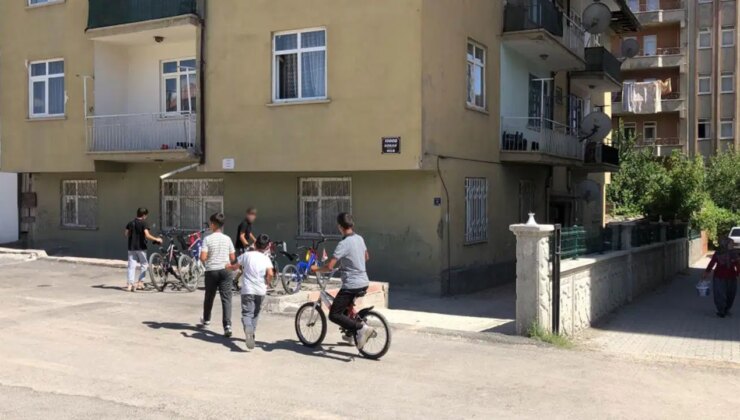 Ses yapıyor diye sokakta bisiklet süren çocuğa saldırdı!