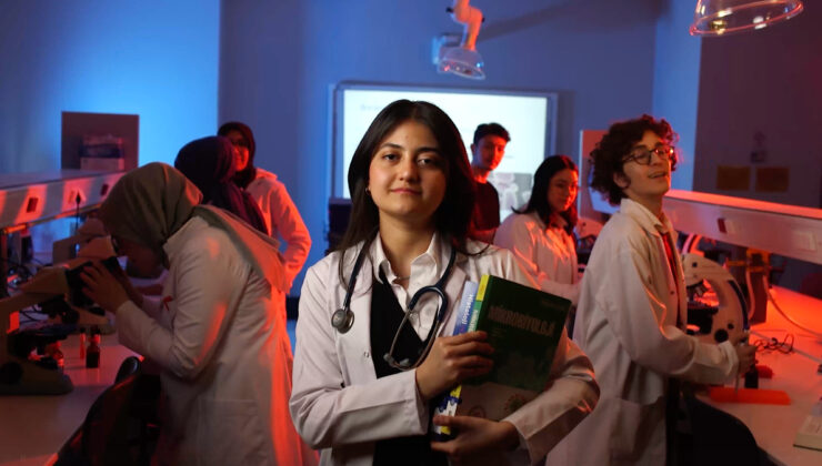 Tıp ve bilgisayar mühendisliğini aynı anda bitirdi tercih rehberi geliştirdi