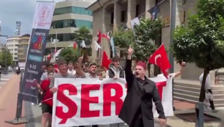 Trabzon’da toplanan bir grup, ‘şeriat’ yazılı pankartla yürüyüş düzenledi