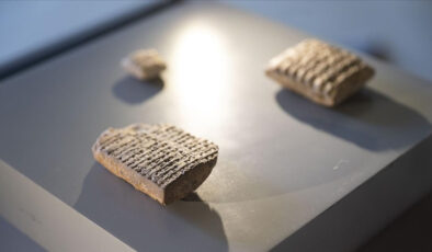 Türkiye, Irak’a ait 6 çivi yazılı kil tableti törenle iade etti