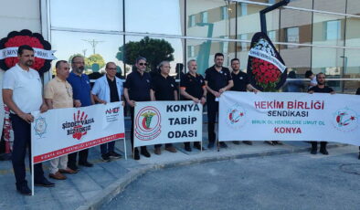 Uğradığı silahlı saldırıda öldürülen kardiyoloji uzmanı Ekrem Karakaya, görev yaptığı hastane önünde anıldı