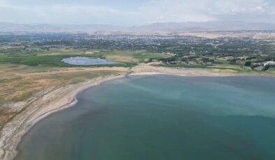 Van Gölü çekildi; iki mahalle arası mesafe karadan 1 kilometreye düştü