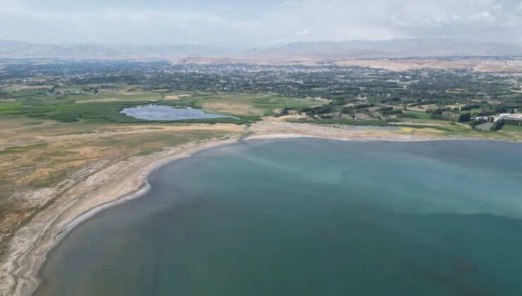 Van Gölü çekildi; iki mahalle arası mesafe karadan 1 kilometreye düştü
