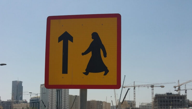 Yeni nesil trafik levhaları: Katar’da başladı