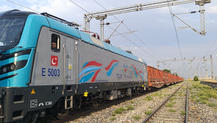Yerli ve milli lokomotif ilk seferini tamamladı: 617 ton yük taşıdı