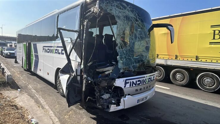 Yolcu otobüsü kamyona arkadan çarptı: Yaralılar var!