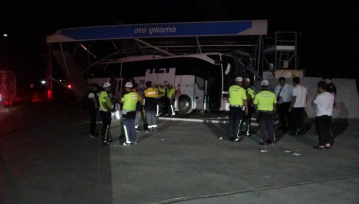 Yolcu otobüsü oto yıkamaya daldı: Yaralılar var!