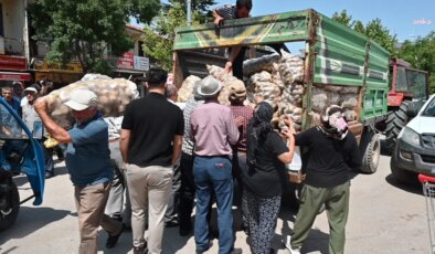 Yozgatlı çiftçi, ürününe yarı fiyattan bile alıcı bulamadı… İsyan ederek çuval çuval patatesi bedava dağıttı