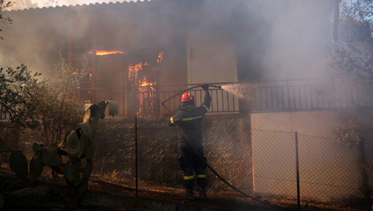 Yunanistan’ın başkenti Atina’da başlayan yangın kontrolden çıktı