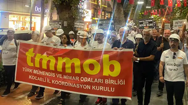 26 yıl geçti, acılar unutulmadı… İzmit’ten Gölcük’e 18 km’lik yürüyüş yaptılar…