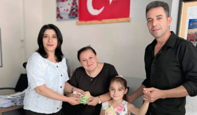 8 yaşındaki Nida, içinde 1700 Euro olan cüzdanı sahibine teslim etti