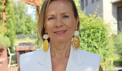 Panik Atak, Tamamlanmamış Hikâyelerin Bedensel Çığlığı mı? Psikolojik Danışman ve Yazar Emel Aksoy’dan bütüncül bir bakış: “Sadece psikolojiyi değil, hücreyi anlamak gerekiyor.”