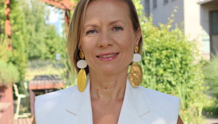 Panik Atak, Tamamlanmamış Hikâyelerin Bedensel Çığlığı mı? Psikolojik Danışman ve Yazar Emel Aksoy’dan bütüncül bir bakış: “Sadece psikolojiyi değil, hücreyi anlamak gerekiyor.”