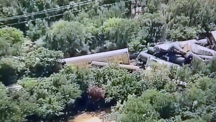 ABD’de büyük facia:  35 vagonlu bir tren raydan çıkıp devrildi