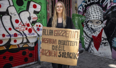 ABD’li aktivist McLaughlin’den Kadıköy’de sessiz Gazze protestosu