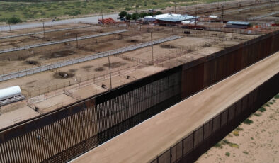 ABD’nin Meksika sınırında göçmen önlemi: Metal duvarlar siyaha boyanıyor