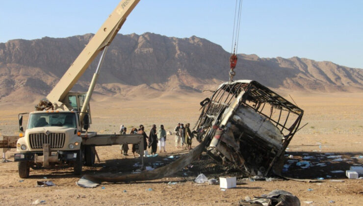 Afganistan’da göçmenleri taşıyan otobüs kaza yaptı: 78 ölü