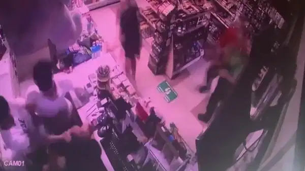 Akaryakıt istasyonunda yumruklu ve bıçaklı kavga: 4 yaralı