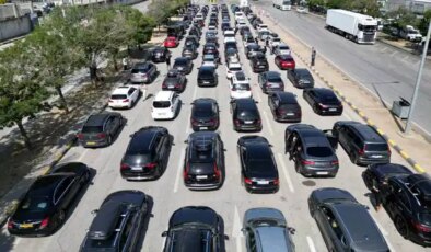 Akın akın dönüyorlar: Kapıkule’de kilometrelerce kuyruk oluştu!