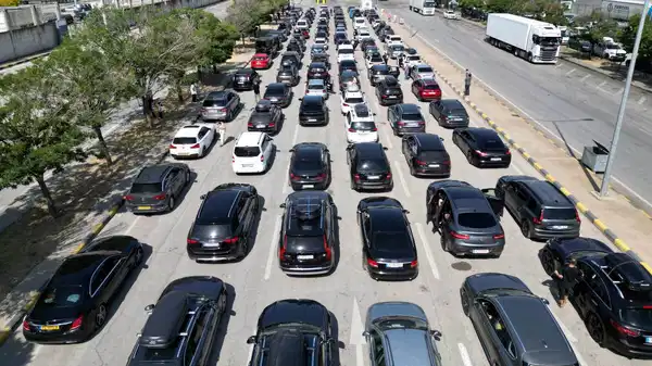 Akın akın dönüyorlar: Kapıkule’de kilometrelerce kuyruk oluştu!