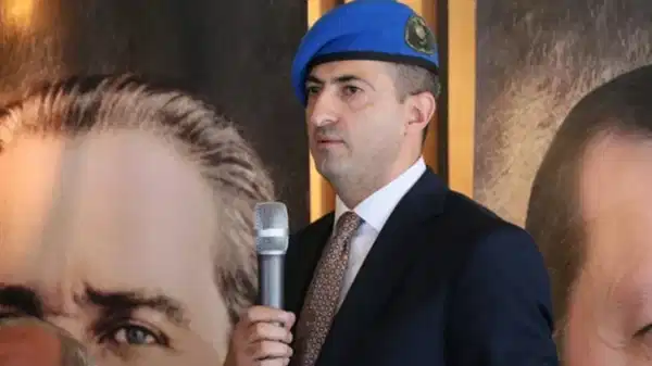 AKP’li Çelebi mavi bere giyerek ‘Terörsüz Türkiye’yi anlattı