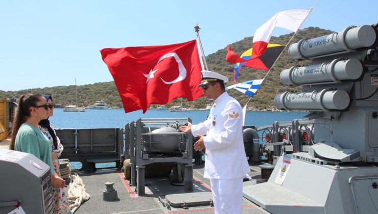 Antalyalılar, Zafer Bayramı’nda TCG Kaş Hücumbotunu gezdi
