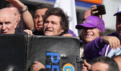 Arjantin Devlet Başkanı Milei’nin konvoyuna taşlı saldırı