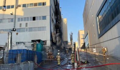 Arnavutköy’de 6 katlı fabrikada yangın!