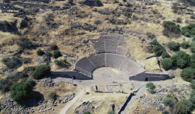 Assos Antik Kenti’nde 2.200 yıllık tiyatro yeniden hayat buluyor