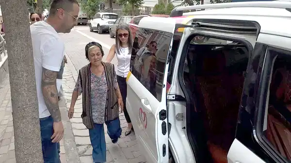 Avcılar’da ev sahibinin eşyalarını sokağa attığı 69 yaşındaki kadın, otele yerleştirildi