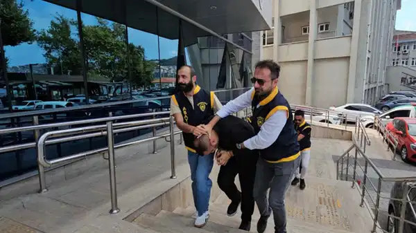 Aynı yalanla milyonluk vurgun yaptılar: Sahte polisler, gerçek polislere yakalandı!