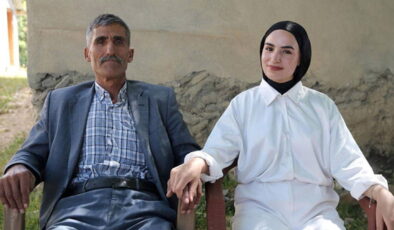 Babası YKS çıkışında çiçekle karşılamıştı: Hayalindeki bölüme yerleşti