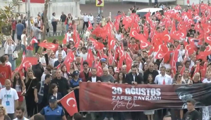 Beşiktaş’ta 30 Ağustos yürüyüşü: Marşlar ve “Mustafa Kemal’in askerleriyiz” sloganlarıyla coşkulu kutlama