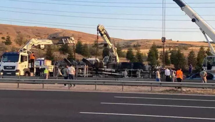 Beton mikseri otomobilin üzerine devrildi; 6 yaralı