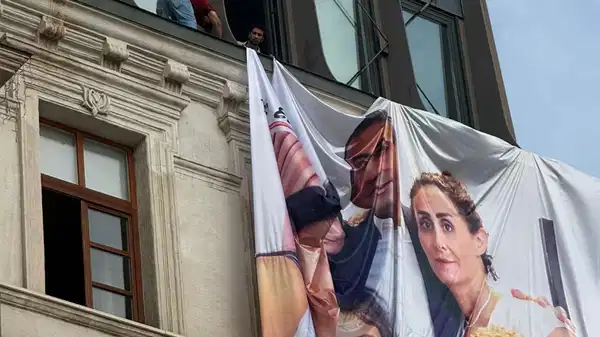 Beyoğlu’ndaki miting öncesi İnan Güney ve ailesinin fotoğrafı ekipler tarafından kaldırıldı