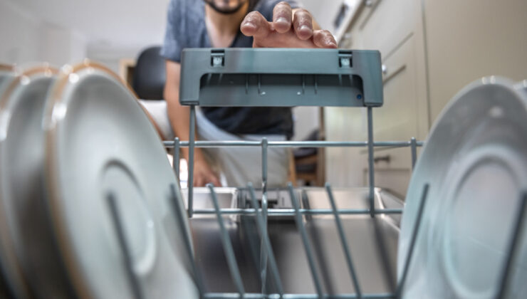 Bulaşık makinesinde bu eşyaları asla yıkamayın: Makineye ve sağlığa zarar veriyor
