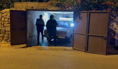 Çaldıkları araçla kaza yapıp bir evin garajına park ettiler!