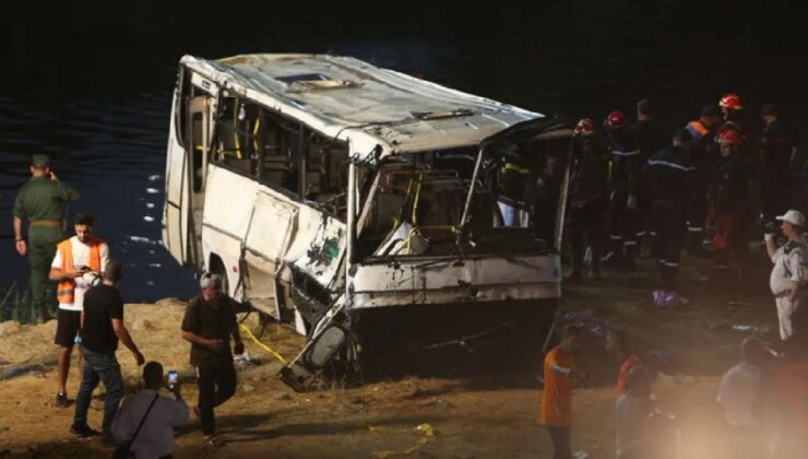 Cezayir’de yolcu otobüsünün dere yatağına devrildi: 18 kişi boğuldu!