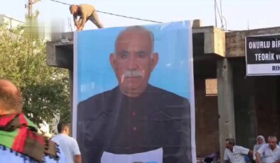 Daha neler göreceğiz… Teröristbaşının posterini açıp, propaganda yaptılar!