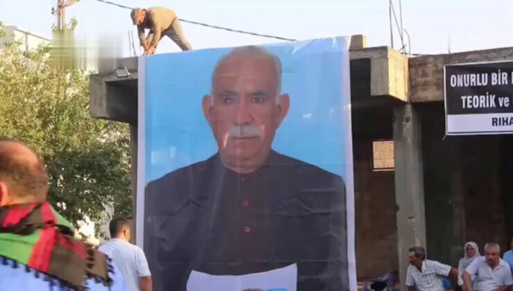 Daha neler göreceğiz… Teröristbaşının posterini açıp, propaganda yaptılar!