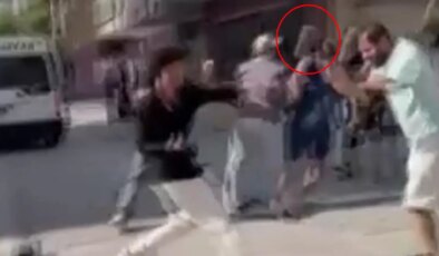 Dehşet anları kamerada: Kavga ettikleri şahsı taşla bayılttılar