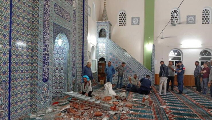 Depremde hasar gören camiye girdi, üzerine malzeme düşmesi sonucu öldü