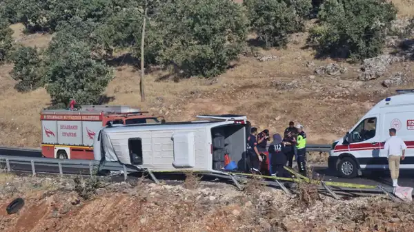 Diyarbakır’da feci kaza! Minibüs devrildi: 1 ölü, çok sayıda yaralı!
